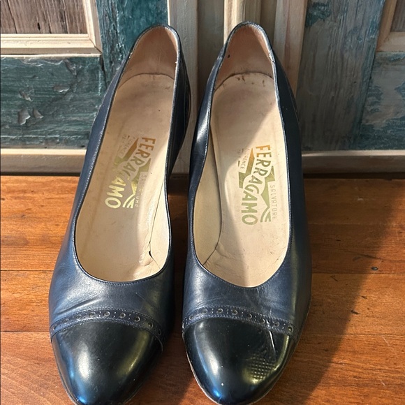 Vintage Salvatore Ferragamo Navy Blue Black Leather Spectator Cap Toe Pump Heels - Picture 1 of 6